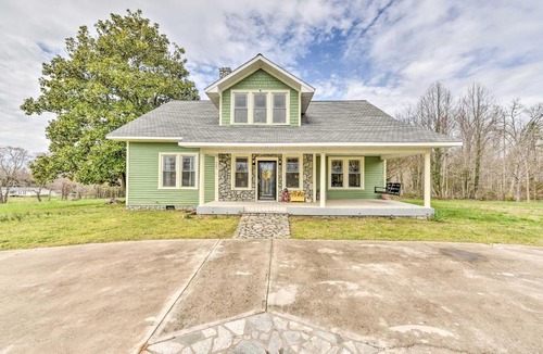 Lincolnton House | Elegant and Spacious Retreat about 18 Mi to Lake Norman!