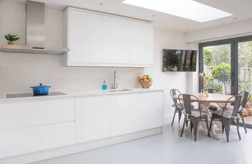 Dundonald Apartment | Elegant Garden Flat - Raynes Park