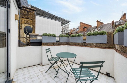 Royal Borough of Kensington and Chelsea Apartment | Elegant split level High St Ken Apt with Terrace