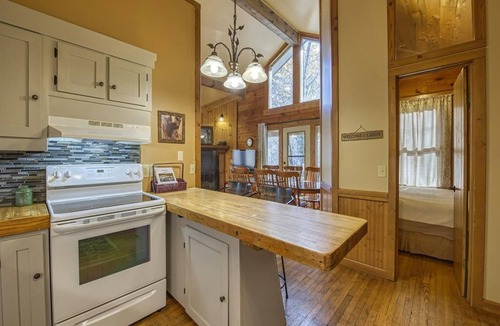 Maggie Valley Cabin | Elk Hang Out Here! Hot Tub, huge covered porch w/views. High-Speed WIFI!