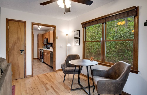 Cranberry Falls Cabin | Elk Ridge Peaceful Getaway 7 min to Blue Ridge Pkw
