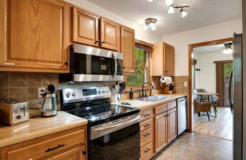 Cranberry Falls Cabin | Elk Ridge Peaceful Getaway 7 min to Blue Ridge Pkw