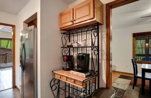 Cranberry Falls Cabin | Elk Ridge Peaceful Getaway 7 min to Blue Ridge Pkw