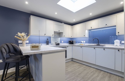 Cheltenham Apartment | Elliot Oliver - Exquisite 2 Bedroom Apartment With Garden, Parking & EV Charger
