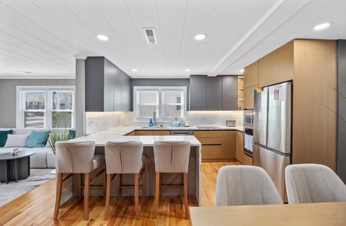 Ash House | Elvi's Beachside Trio - Spacious Ocean View Triplex, Sleeps 14