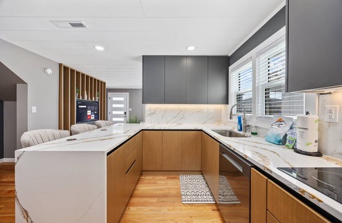 Ash House | Elvi's Beachside Trio - Spacious Ocean View Triplex, Sleeps 14