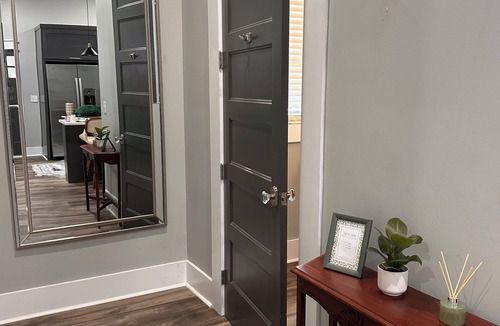 Florence Apartment | Emerald Hour Loft: 2 mins from UNA