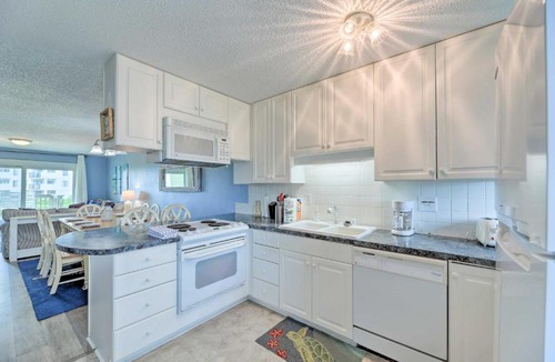 Emerald Isle House | Emerald Isle Townhome with Pool and Beach Access!