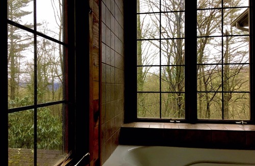 Mirror Lake Cottage | Enchanted Cottage - Private, Peaceful, and Only 5 Minutes to Main Street