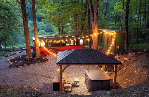 Todd Apartment | Enchanted Mountain Trolley/Hot Tub/Mountain View