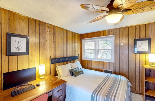 Franklin House | Enchanting dog-friendly alpine escape with hot tub, fireplace, deck, W/D & views