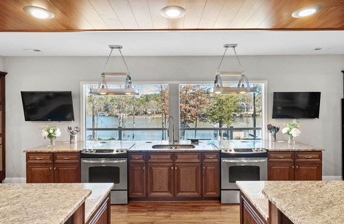Timber Creek House | 🌅 Endless Summer-Sleeps 36-Movie Theater/Hot Tub/Game Room/New Boathouse 🌅
