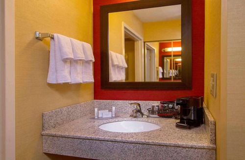 Durham Hotel | Enjoy a Hassle-Free and Suiting Stay! 3 Convenient Units, Free Parking, Pool