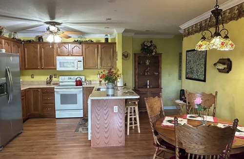 Hendersonville House | Enjoy beautiful sunrises & peace on Huckleberry Heaven’s 3.6 acres’ mountain top