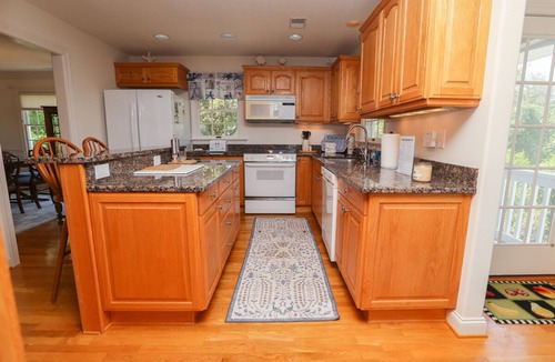Southern Shores House | Enjoy hours of fun in the sun at this 4BR conveniently located home w/direct beach access!