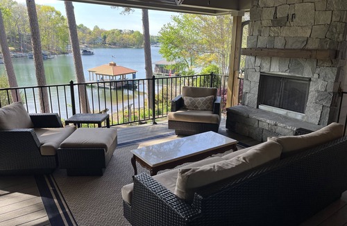 Seneca House | Enjoy Paradise on Lake Keowee