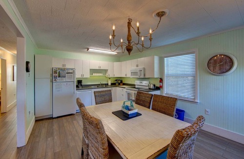 Ocracoke Cottage | Enoch's Hideaway: Cozy, comfortable Ocracoke cottage with Lighthouse views