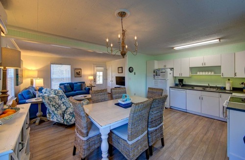 Ocracoke Cottage | Enoch's Hideaway: Cozy, comfortable Ocracoke cottage with Lighthouse views