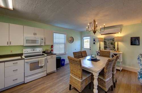 Ocracoke Cottage | Enoch's Hideaway: Cozy, comfortable Ocracoke cottage with Lighthouse views