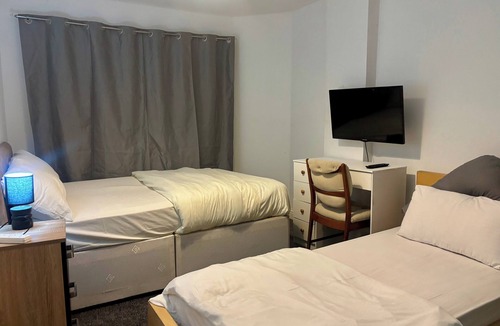 Cradley Cabin | Ensuite Family Room in Dudley