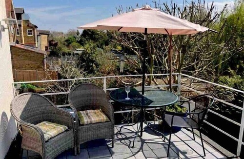 Westcliff-on-Sea Apartment | Entire Studio with private parking and balcony