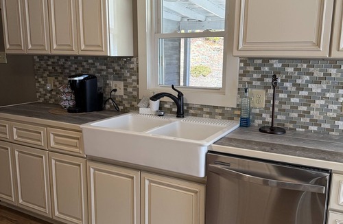 Altamont House | Escape to Linville Falls & Jonas Ridge: Spacious home, yard and adorable creek!