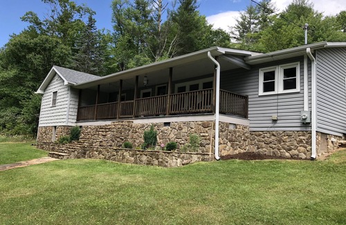 Altamont House | Escape to Linville Falls & Jonas Ridge: Spacious home, yard and adorable creek!