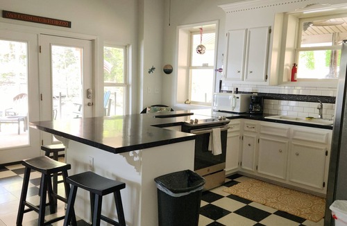 New London House | Escape to tranquility at Badin Lake