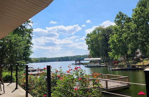New London House | Escape to tranquility at Badin Lake