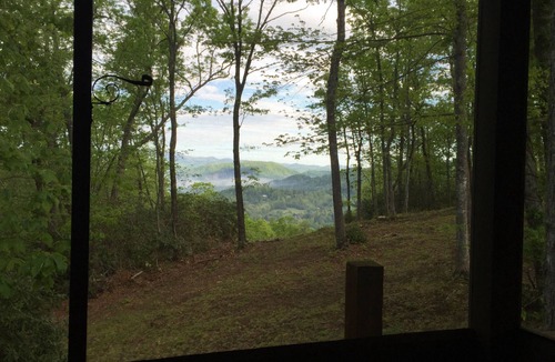 Hendersonville Cabin | Escape to your cozy 2-bedroom cabin near DuPont State Forest