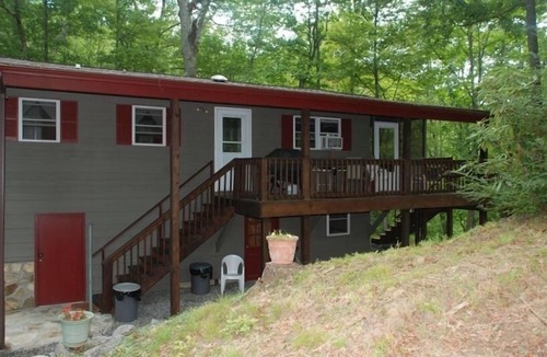 Hendersonville Cabin | Escape to your cozy 2-bedroom cabin near DuPont State Forest