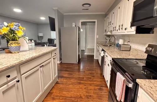 Evans House | EVANS 1 King 2 Queen 3bedroom 2 ba WIFI FREE