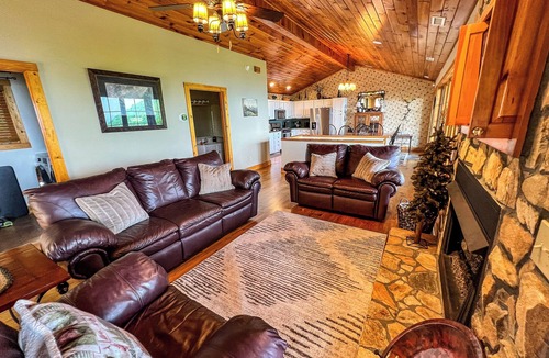 West Jefferson Cabin | Everything You Love About Fall Is At Jasmine Heights: Views, Comfort & Charm