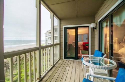 Pine Knoll Shores Condo | Exceptionally Clean 3Br/3Ba Oceanfront Condo in the Heart of the Crystal Coast