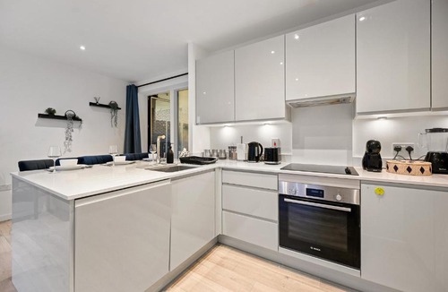 Newham Apartment | Executive 3-Bed 2-Bath Apartment Central London