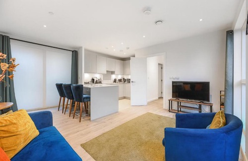 Newham Apartment | Executive 3-Bed 2-Bath Apartment Central London