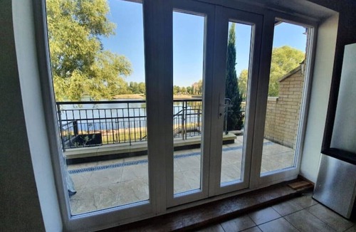 Caldecotte House | Executive Lakeside 4 Bed Townhouse