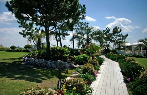 Wrightsville Beach House | Expansive Oceanfront Cottage with Blockade Runner Beach Resort Amenity Access