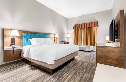 Guntersville Hotel | Experience Guntersville’s Lakeside Bliss from a Charming Private Room