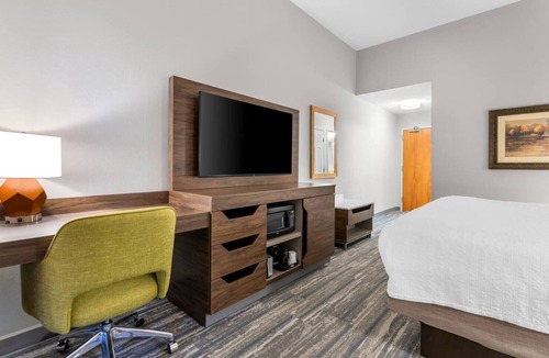Guntersville Hotel | Experience Guntersville’s Lakeside Bliss from a Charming Private Room