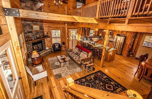 Almond Cabin | Experience the serene beauty of Bryson City in 'The Scratching Post'