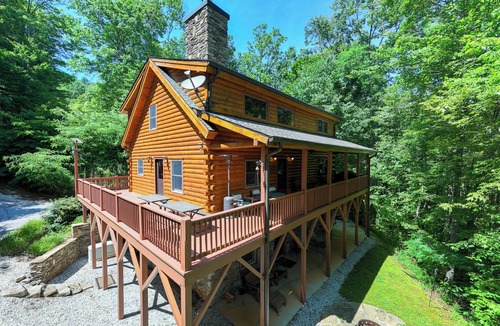 Almond Cabin | Experience the serene beauty of Bryson City in 'The Scratching Post'