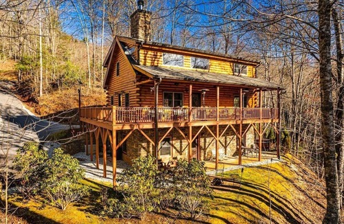 Almond Cabin | Experience the serene beauty of Bryson City in 'The Scratching Post'