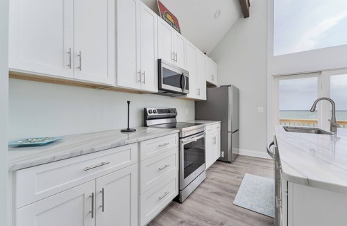 Colington Harbour House | Experience the serene beauty of the Soundfront at Shenanigan's, a charming home in Kill Devil Hills