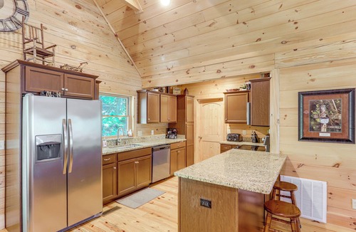 Frank Cabin | Explore Linville Falls: Cabin w/Game Room + Deck!