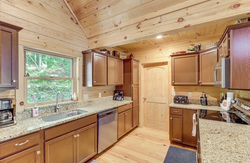 Frank Cabin | Explore Linville Falls: Cabin w/Game Room + Deck!