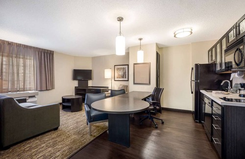 Brentwood Hotel | Extended Stay – with Full Kitchen l Pet-friendly, Local Trails & Outdoor Fun