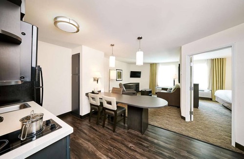 Brentwood Hotel | Extended Stay – with Full Kitchen l Pet-friendly, Local Trails & Outdoor Fun