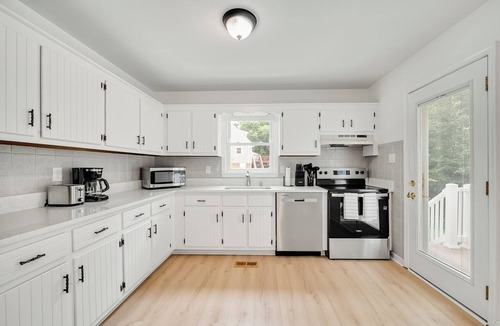 Midlothian House | Extended Stays: 4B2B, Fenced Yard, Dogs OK, Fast WiFi