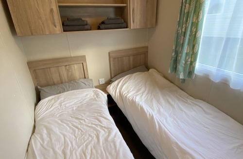 Newquay Cabin | Fabulous two bed home minutes from the beach